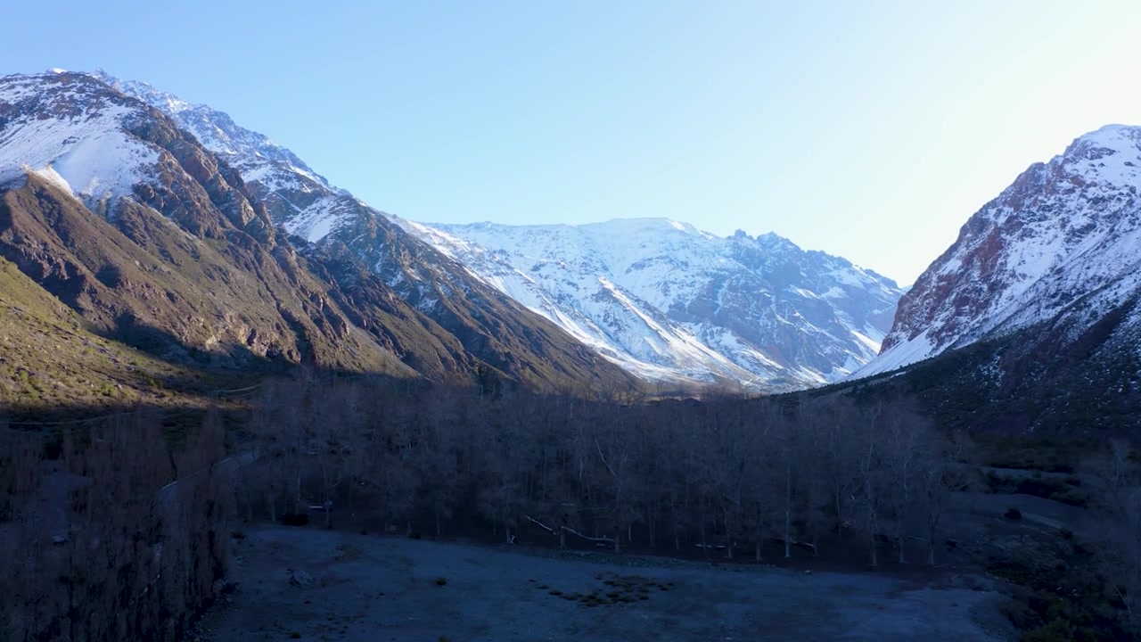 Chile Offroad-SUV-Fahrt auf der Bergstraße im Cajón del Maipo