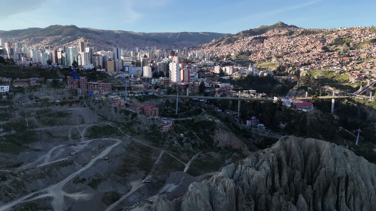 vista aérea de drones de la ciudad capital de bolivia, la paz, américa del sur