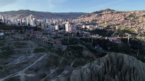 Drohnen-Luftaufnahme-Der-Hauptstadt-La-Paz-In-Bolivien,-Südamerika