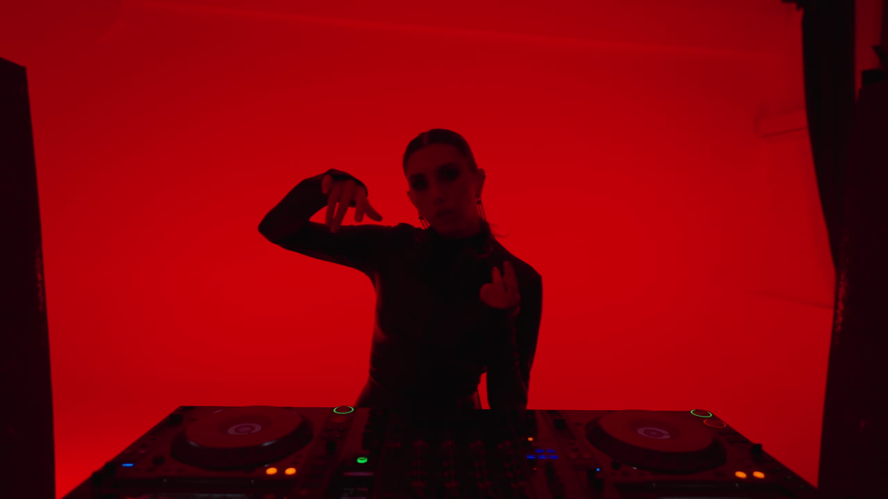 mujer dj en la luz roja