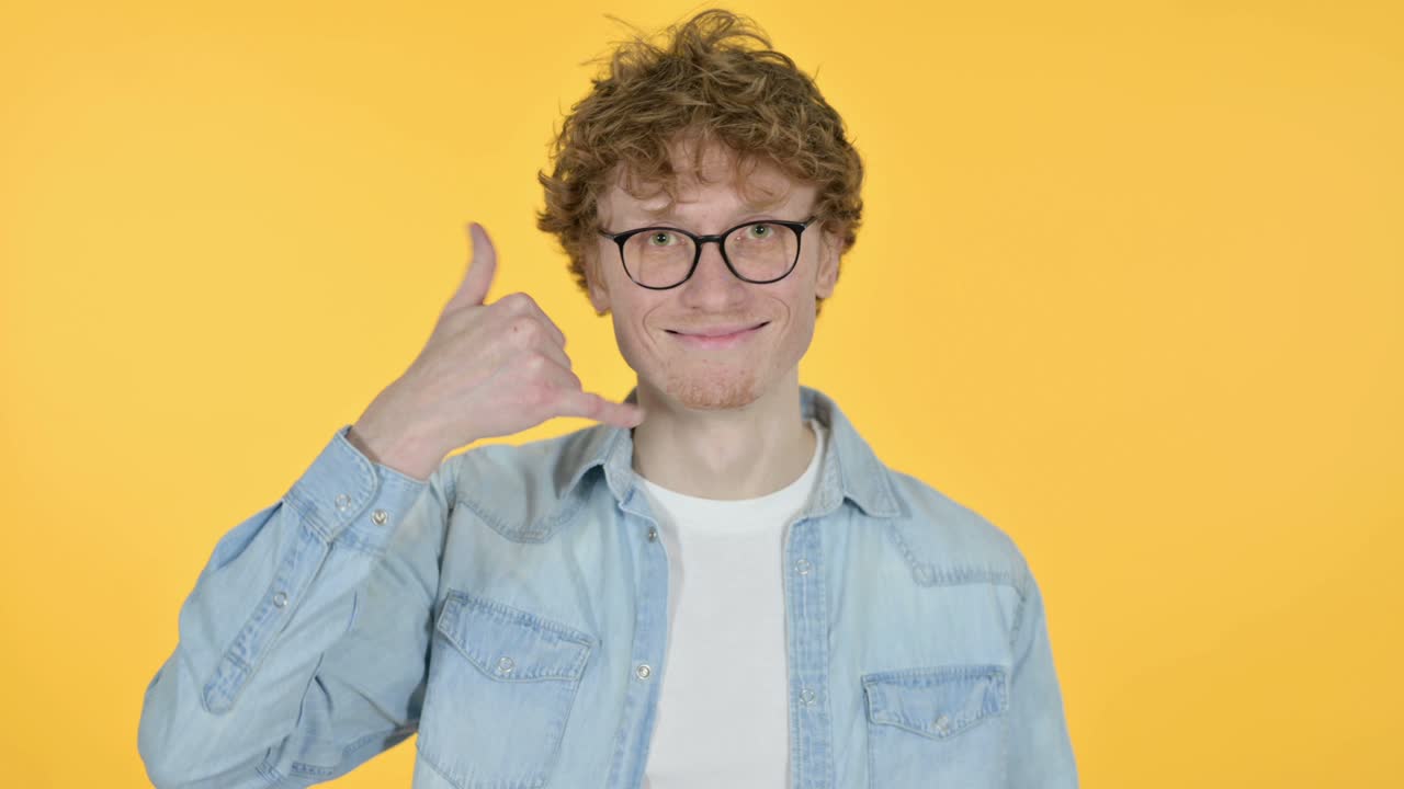 나를 불러 주세요. 은 머리 젊은이, 노란색 배경.