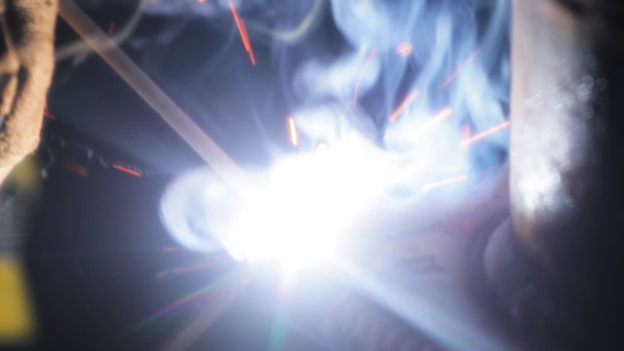 máquina de soldadura por arco eléctrico con pistola de mano. la soldadura por arco eléctrico se muestra en primer plano.