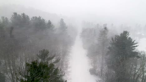 北卡罗来纳州布恩和吹岩之间的雪覆盖道路