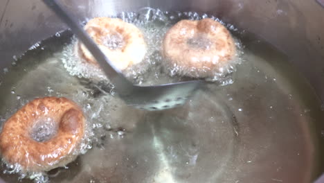 Donuts-Fritos-En-Aceite-En-Un-Hervidor-En-La-Estufa