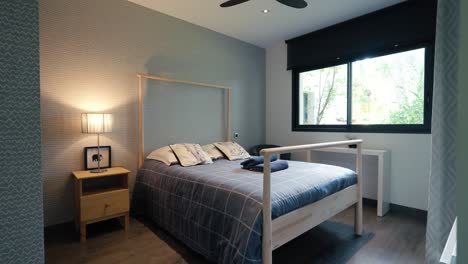 Gemütliches-Schlafzimmer-Mit-Strukturierter-Wand-Und-Natürlichem-Licht