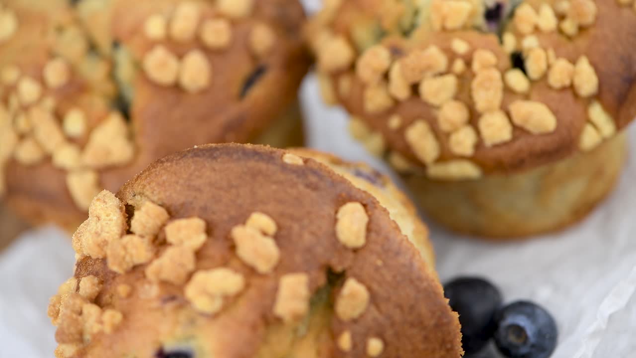 porción de muffins de arándanos que giran en un plato (con bucle sin costuras)