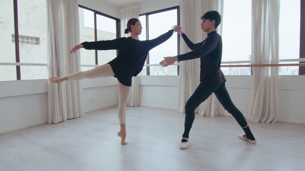 Partner di balletto che praticano la danza e parlano in studio.