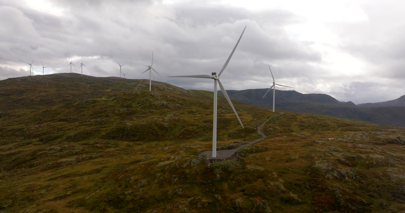 Luftfoto av vindturbiner i vindparken i Sortland kommune, Nordland, vakkert landskap