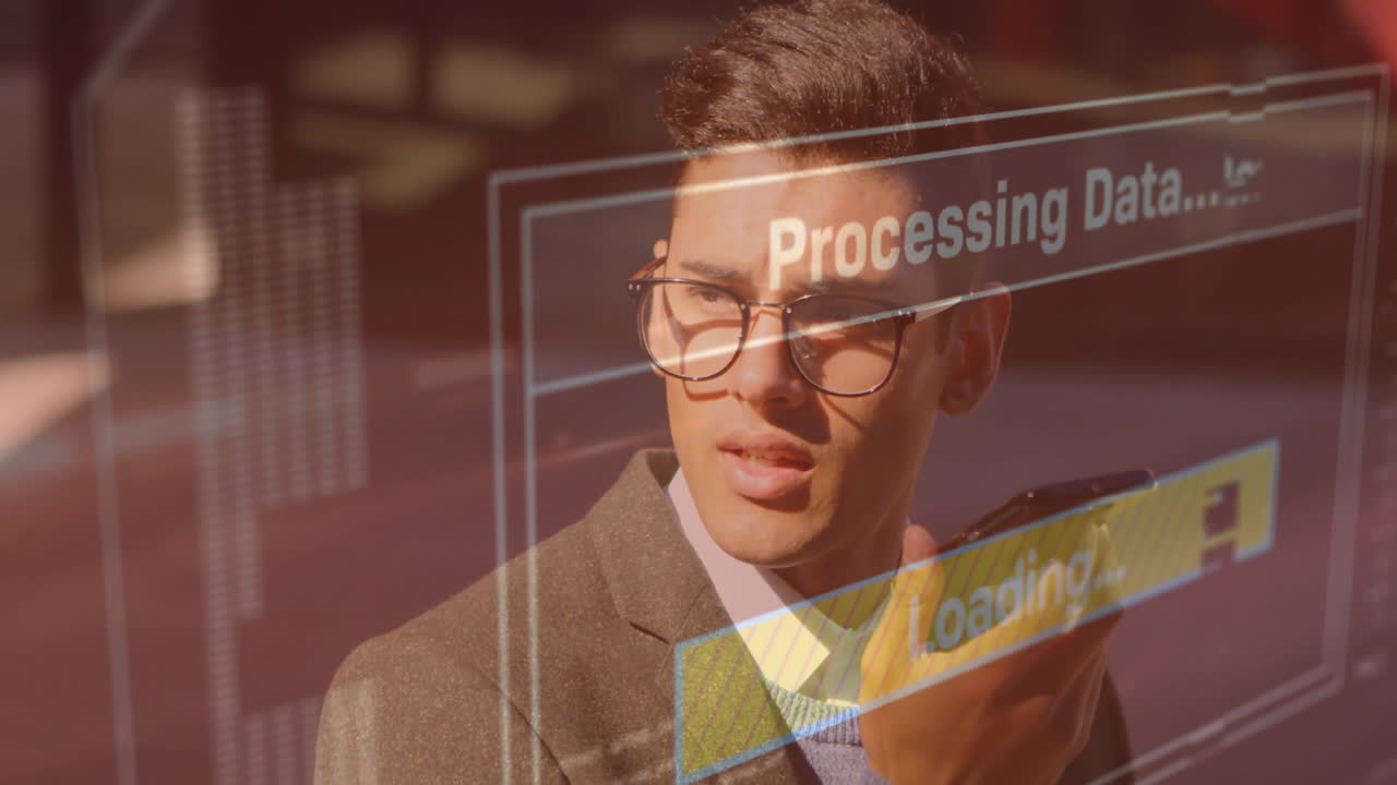 animación del procesamiento de datos sobre un hombre de negocios caucásico hablando por teléfono inteligente