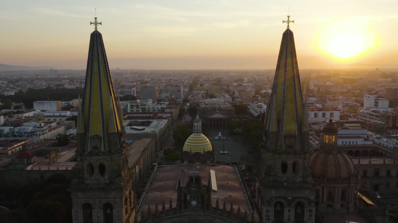 Plano de Ambientação Lento da Catedral de Guadalajara durante Nascer do Sol Dramático