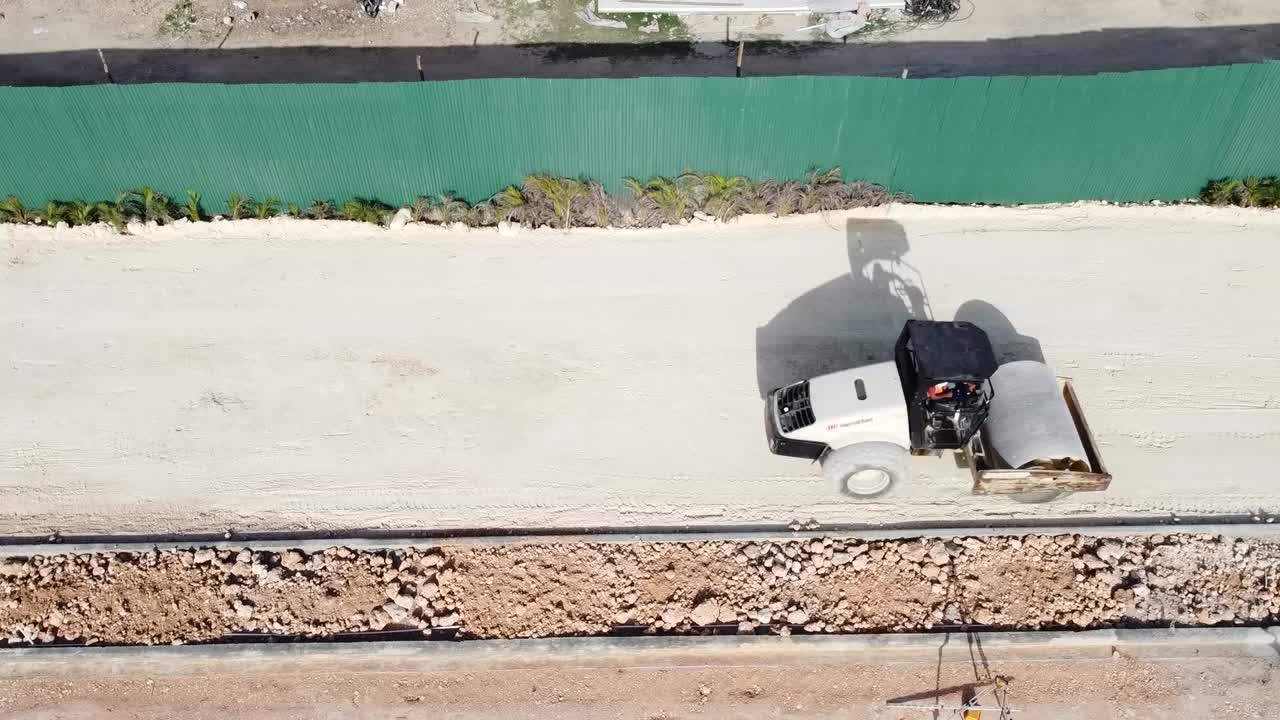 건설 프로젝트, 바닥 준비, 무인 항공기 공중 촬영을위한 트랙터 분쇄 모래 바닥