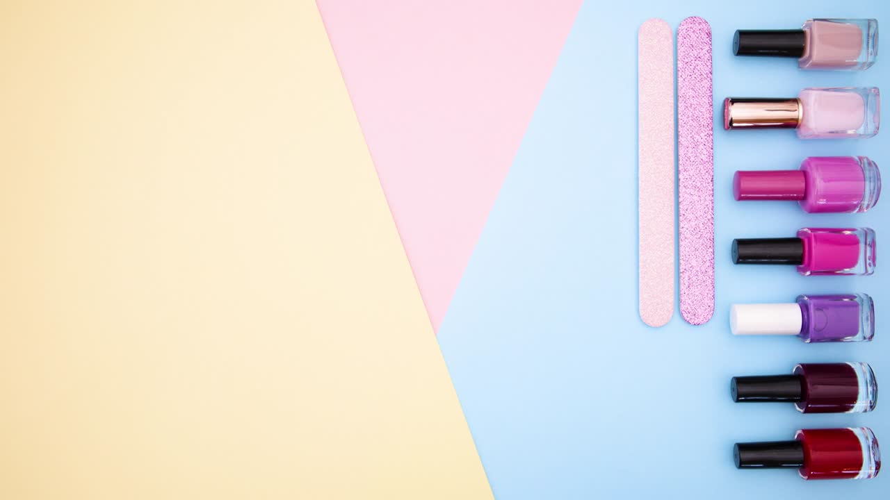 esmalte de uñas y limpiadores de uñas que se mueven en el lado derecho - detenga el movimiento