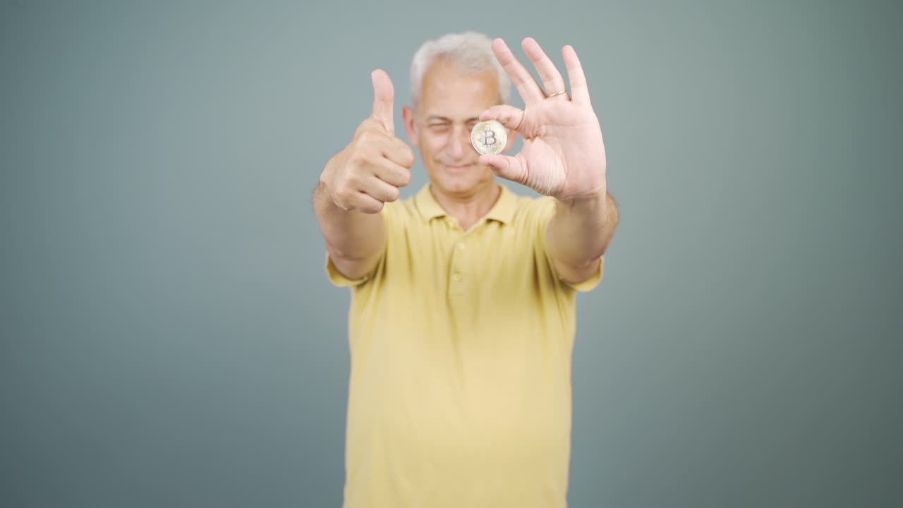 비트코인을 들고 보여주는 사람.