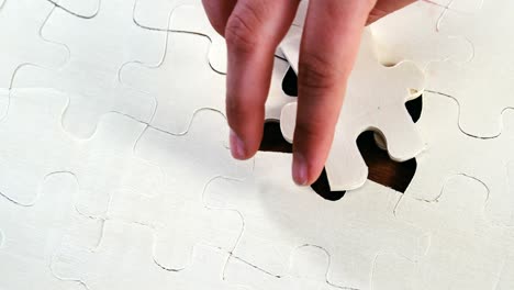 mujeres colocando la pieza faltante en el rompecabezas