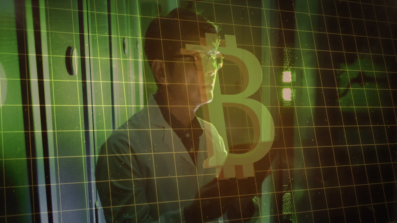 animación del icono de bitcoin sobre el hombre asiático en la sala del servidor