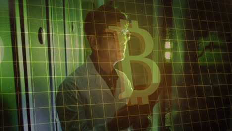animación del icono de bitcoin sobre el hombre asiático en la sala del servidor