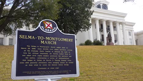 una targa all'esterno del montgomery alabama state building onora la marcia da selma a montgomery