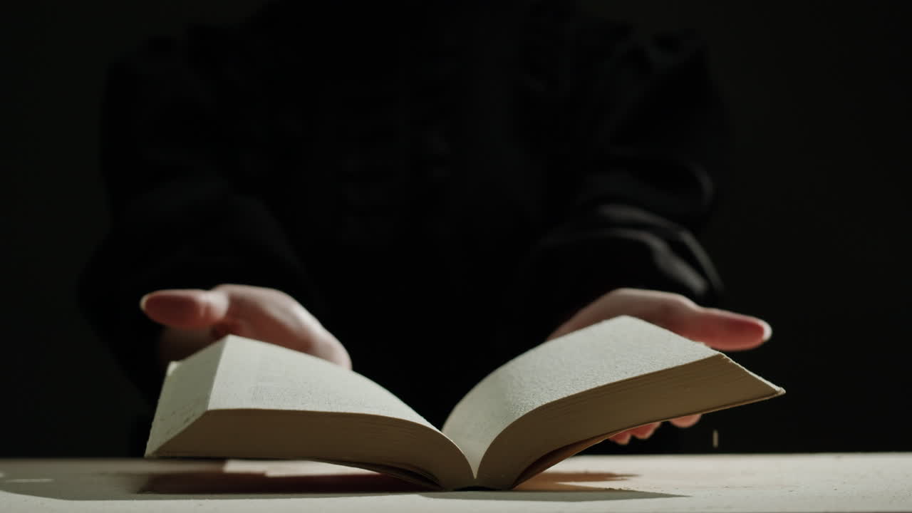 오래된 책을 읽는 사람