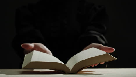 человек, читающий старую книгу