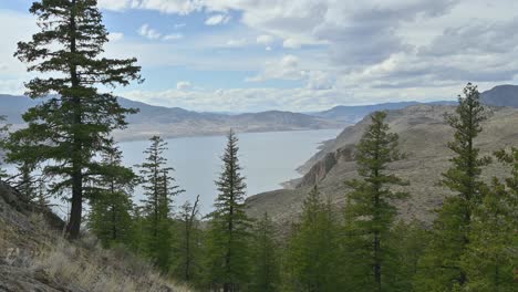 Die-Panoramaaufnahme-Von-Battle-Bluff-Zeigt-Die-Pracht-Des-Kamloops-Lake