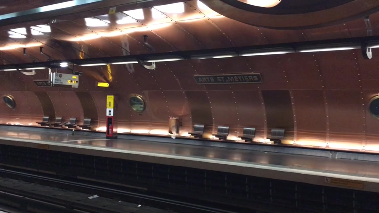 Stazione della metropolitana Arts et Métiers a Parigi, Francia, una stazione della metropolitana dal design antico con architettura originale che mostra la banchina e i binari all'interno