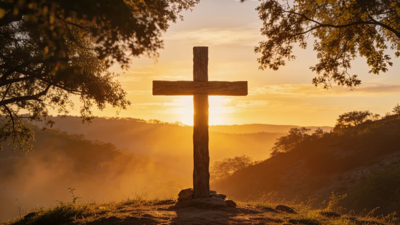 Sole nascente che proietta raggi più intensi sulla sommità di una collina, illuminando una croce di legno su una base di pietra, con una valle nebbiosa.