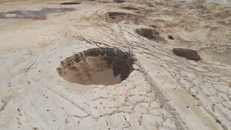 agujeros de sal en el desierto del sur.