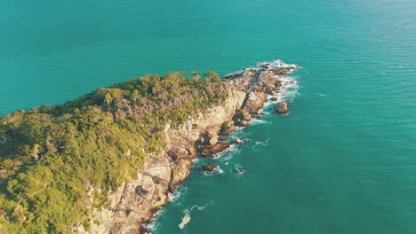 Felsiger-Brasilianischer-Küstenmorgen-Mit-Türkisfarbenem-Wasser