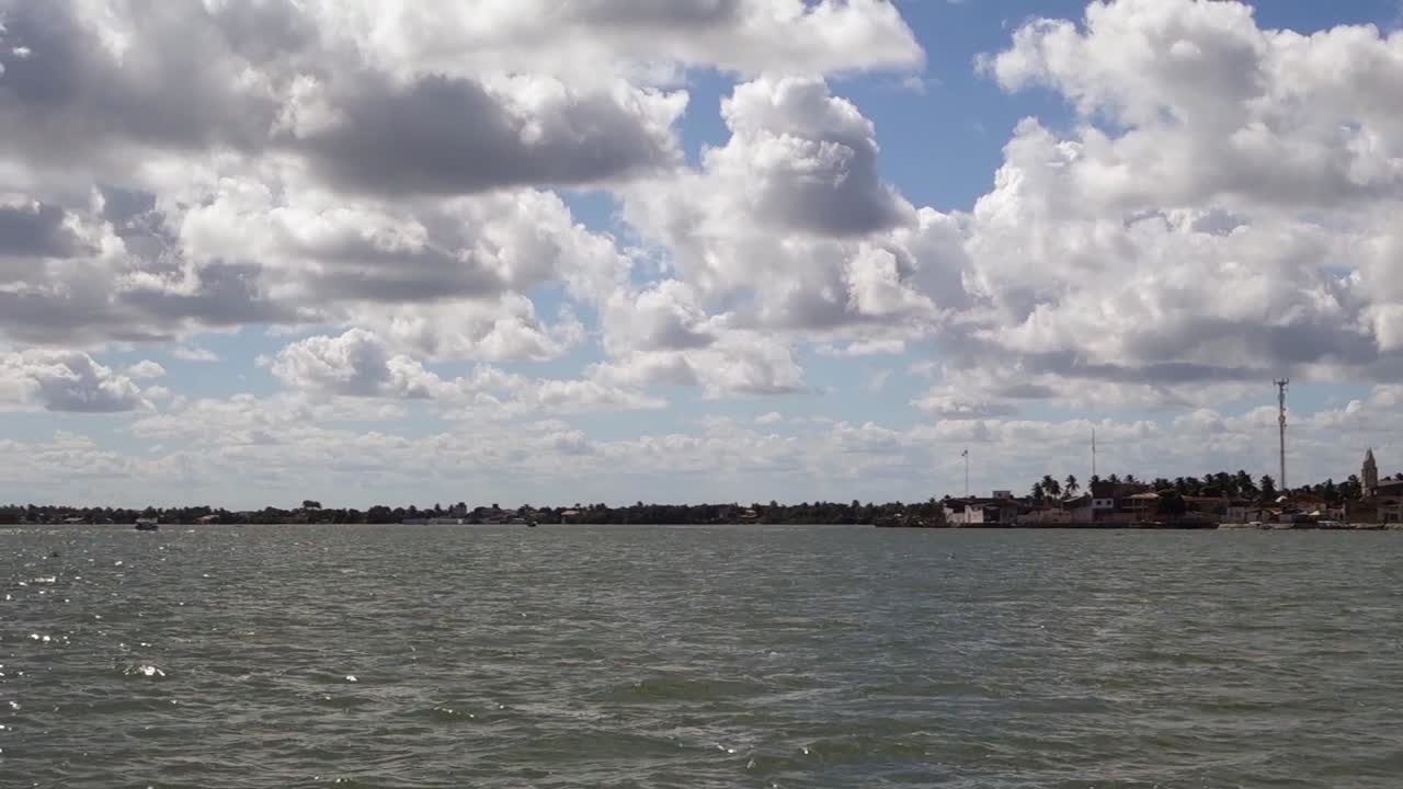 브라질 알라고아스 (alagoas) 의 작은 해안 마을의 도시 풍경, 배에서