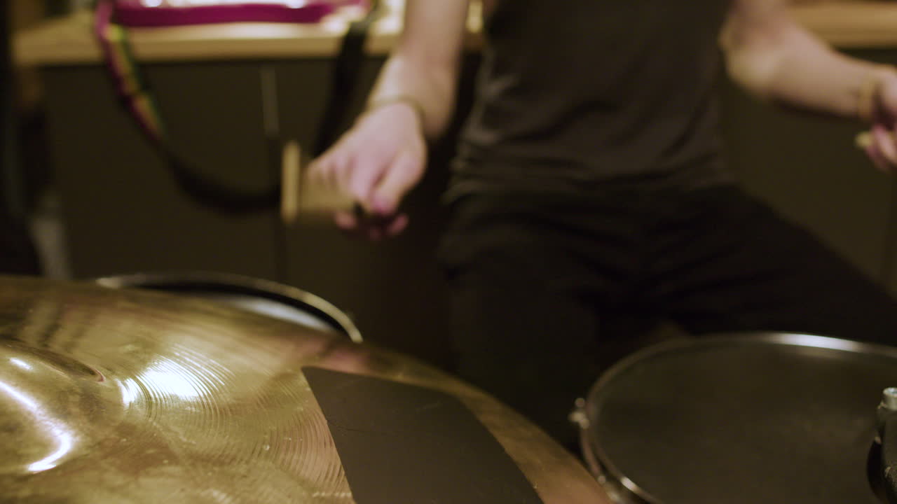 스튜디오에 있는 알아볼 수 없는 음악가