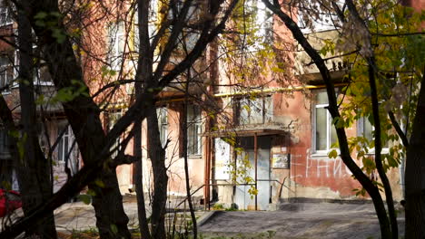 viejo edificio de apartamentos en otoño