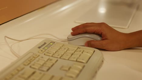 usando el ratón y el teclado en un escritorio