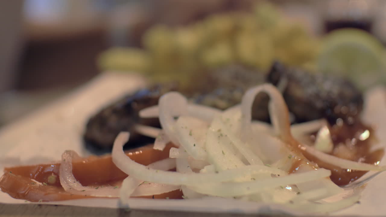 고기 과 채소로 저녁을 먹는 것