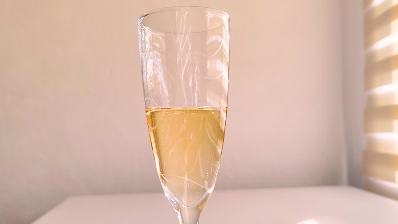 해가 지는 동안 페인 컵의