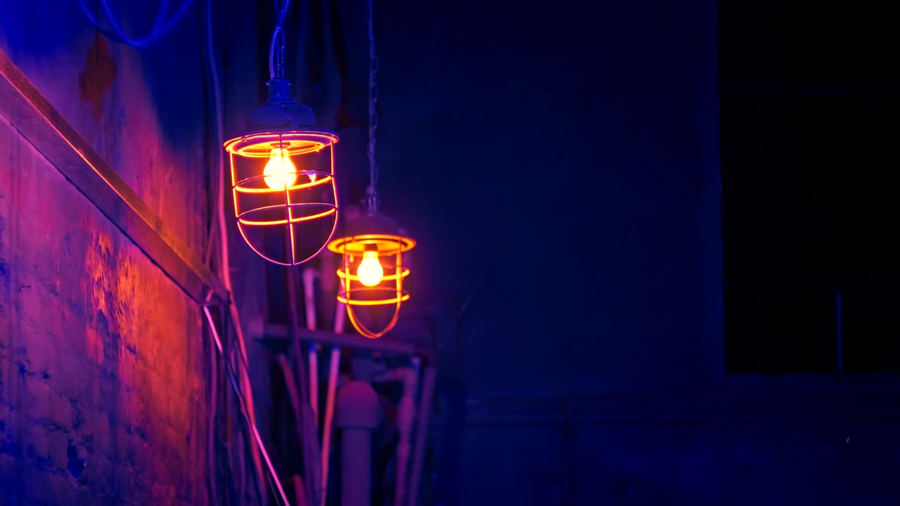 나이트클럽에서 긴 사슬에 매달린 금속 칸오피를 가진 노란 랜턴