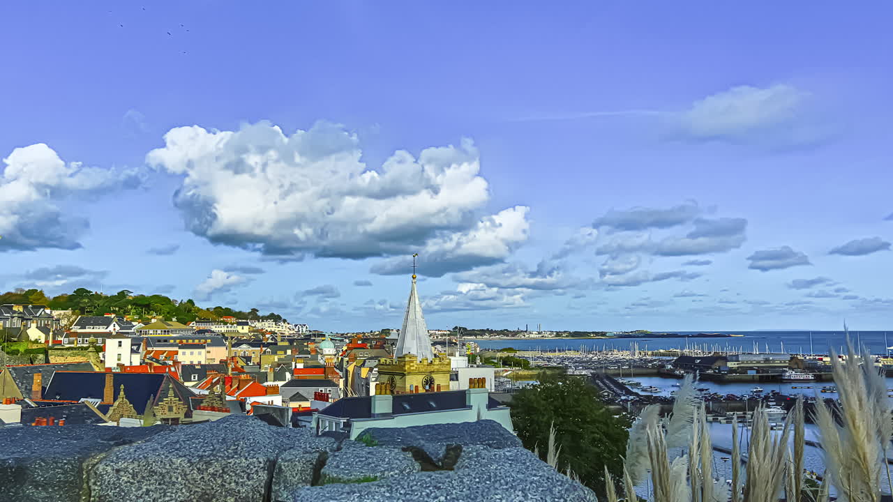 영국 채널 제도 건지 세인트 피터 포트 항구 옆 옥상과 마을 교회