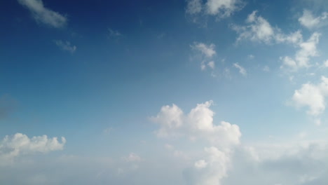 아름다운 은  구름이 빠르게 성장하고 이동하는 코다이카날, 타밀 나두, 인도 위에서 구름을 형성하는 타임 스