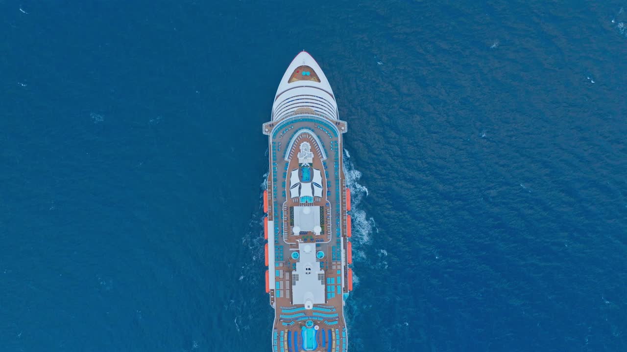 푸른 바다를 항해하는 당당한 유람선의 놀라운 드론 영상