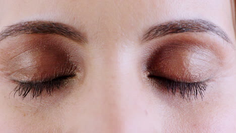 mujer, ojos marrones y expresión de sorpresa