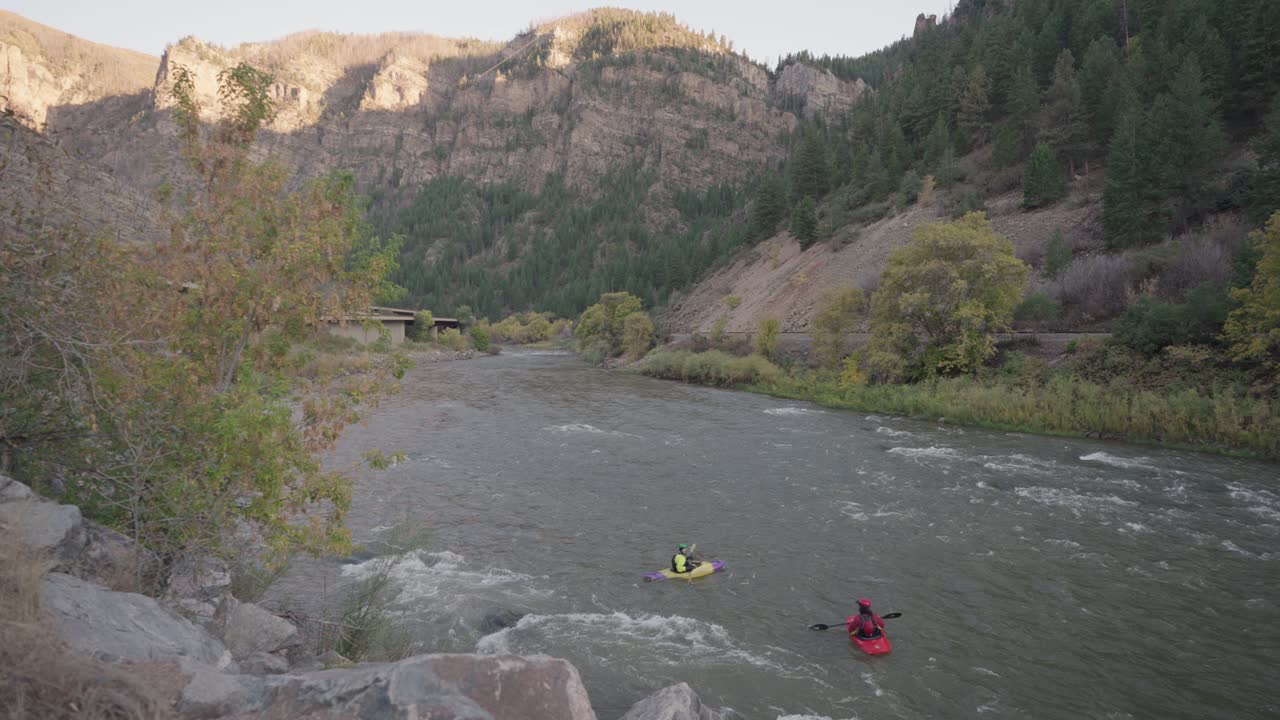 Kayak su un fiume circondato dalle montagne