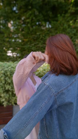 dos mujeres abrazándose en un parque