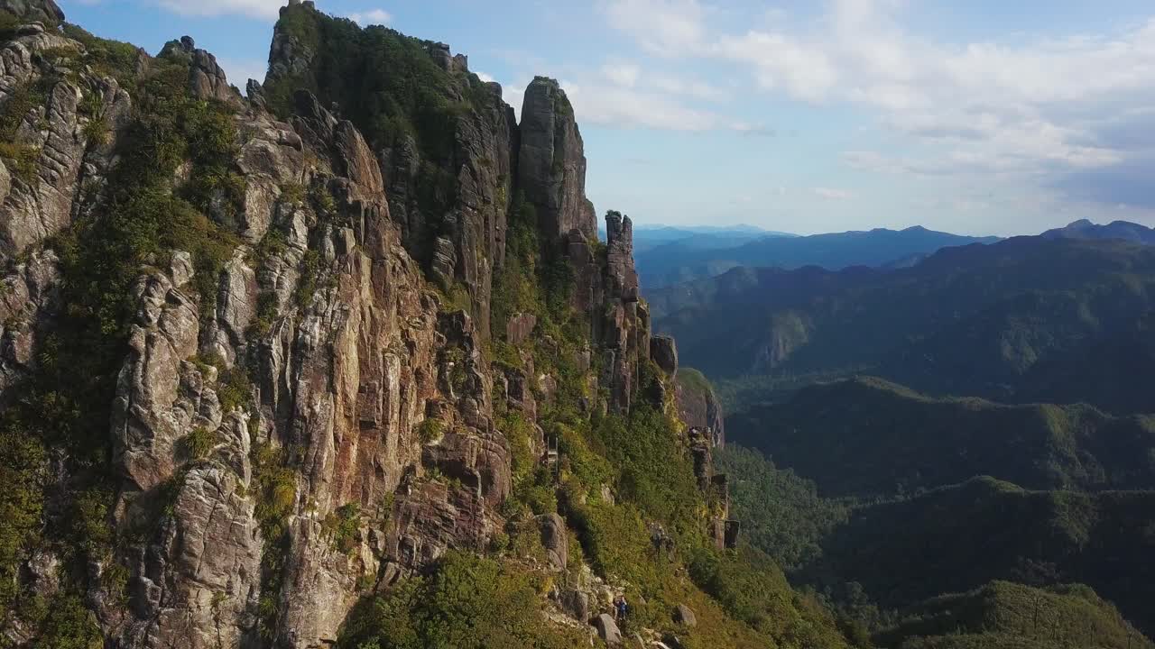 뉴질랜드의 울퉁불퉁한 바위 얼굴 노두의 오름차순 샷