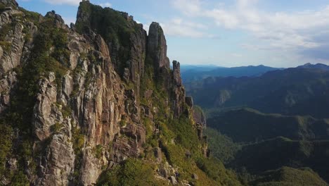 toma ascendente de un afloramiento de roca escarpada en nueva zelanda