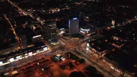 Vorwärts-Fliegen-über-Nachtstadt.-Starker-Verkehr,-Fahrzeugströme,-Die-über-Straßenkreuzungen-Fahren.-Warschau,-Polen