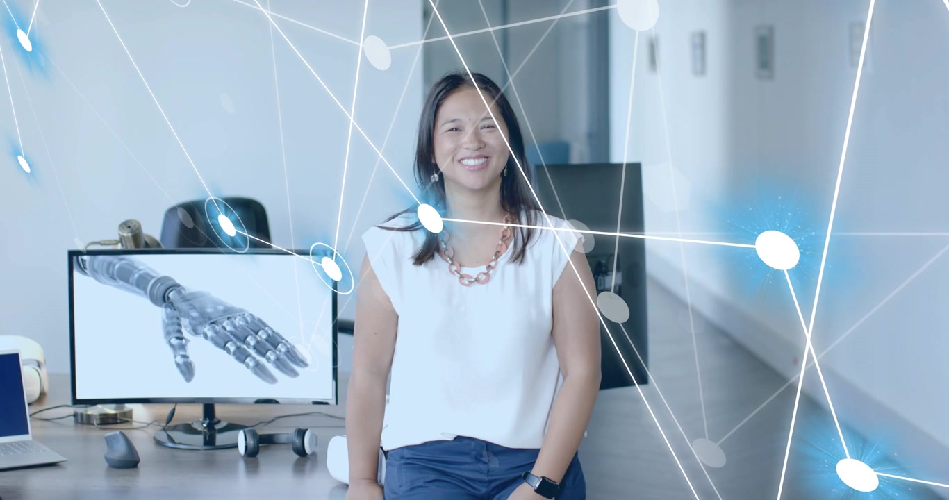 Mulher em pé reagindo a gráficos de rede flutuantes e se deslocando para a mesa, exibindo uma demonstração de tecnologia