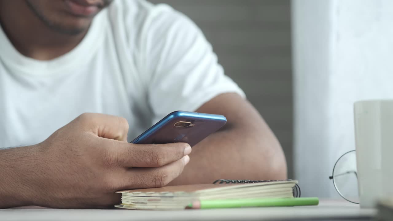 persona que usa un teléfono móvil en un escritorio