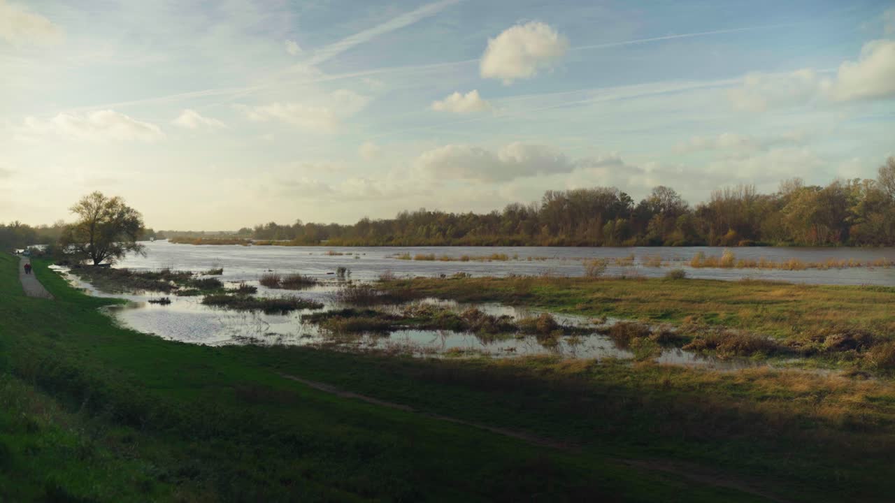 gran río con tierra cultivada en el medio durante la puesta de sol en chaumont-sur-loire, francia, estática