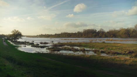 Gran-Río-Con-Tierra-Cultivada-En-El-Medio-Durante-La-Puesta-De-Sol-En-Chaumont-Sur-Loire,-Francia,-Estático