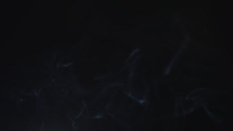 fumo atmosferico effetto nebbia 4k. fumo al rallentatore su sfondo nero. fumo bianco che galleggia lentamente nello spazio contro sfondo nero