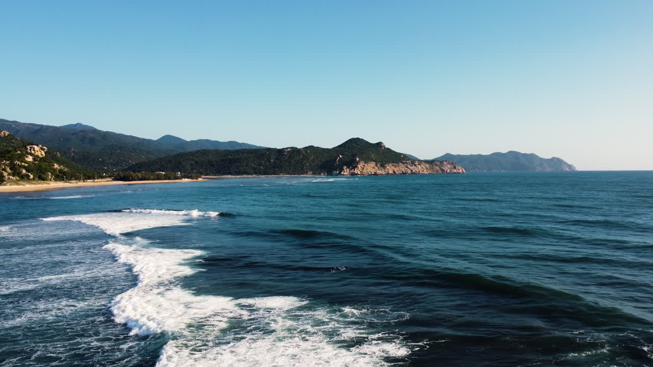 越南永来湾（Hang Rai）附近海岸平静的碧绿色海浪，航拍视角